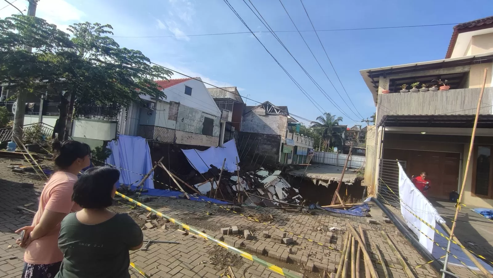 3 Bangunan di Semarang Roboh Imbas Longsoran Tanah, 2 Orang