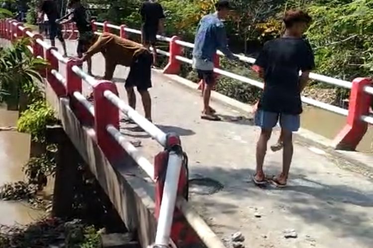 9 Orang Ditangkap Buntut Rusak Jembatan untuk Lewat Truk Sound