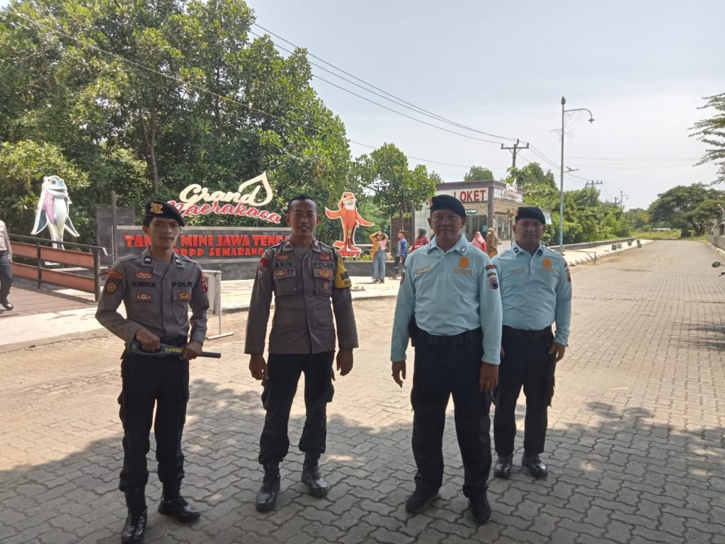 Anggota Polsek Semarang Barat Amankan Obek Wisata saat Libur Lebaran