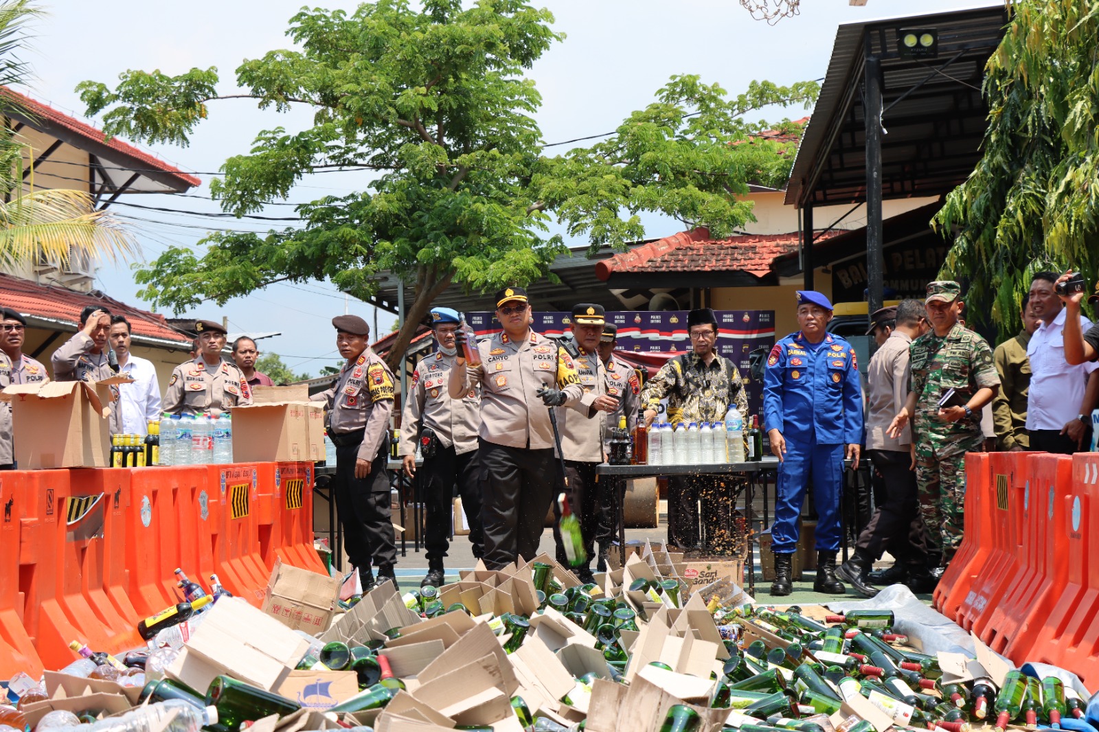 Aparat Kepolisian Berhasil Musnahkan 3.633 Botol Miras di Batang