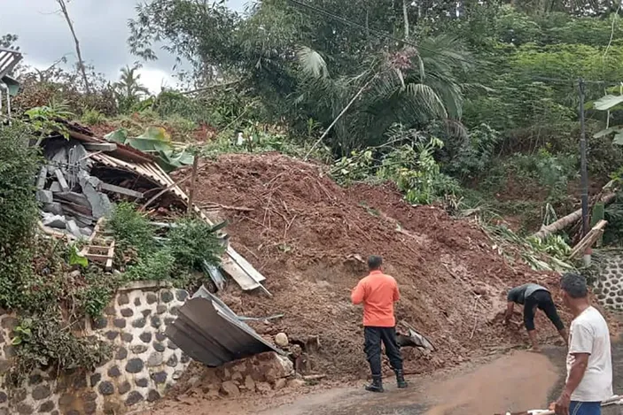 Bencana Longsor Melanda Desa Punggelan Kabupaten Banjarnegara,17 Jiwa Mengungsi