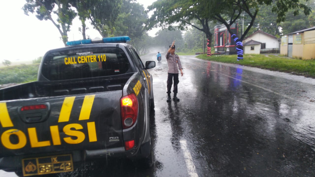 Evakuasi Kilat: Polsek Pati dan Relawan BPBD Bersihkan Jalan Raya