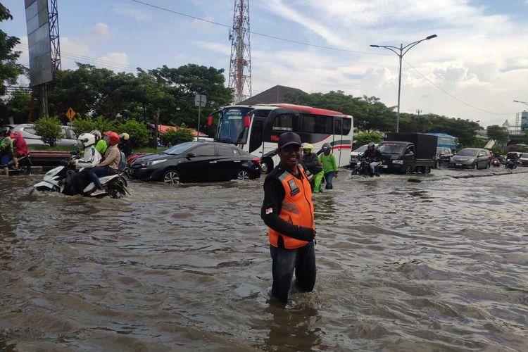 Jalur Utama Mudik Pantura Semarang Banjir, Banyak Motor Pemudik Mogok