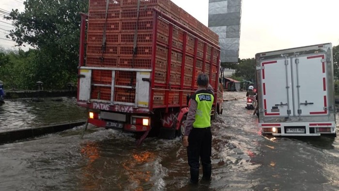 Kaligawe Semarang Banjir, Pemudik Diimbau Lewat Jl Wolter Monginsidi