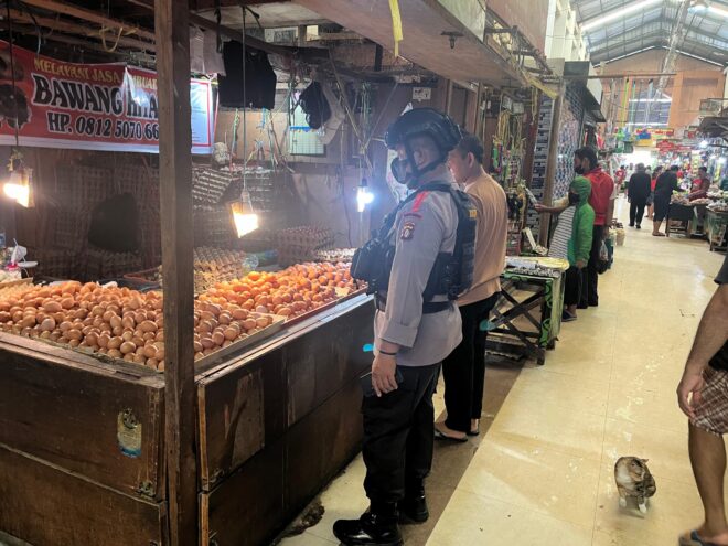Personel Ops Ketupat Telabang Polda Kalteng Sambangi Pasar Tradisional di