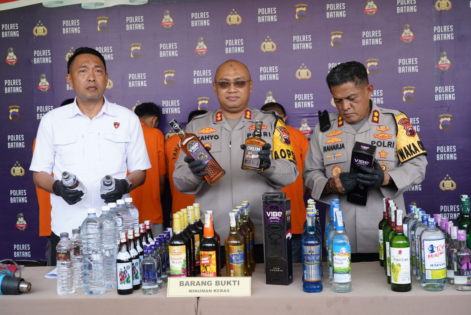 Polres Batang Berhasil musnahkan 3.633 Botol Miras