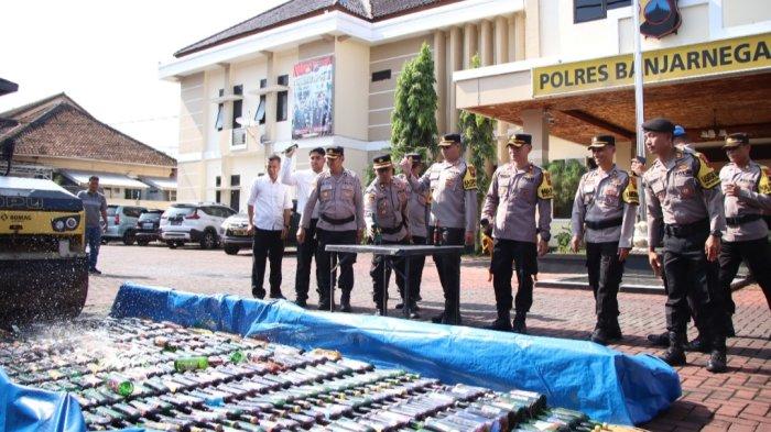 Ratusan Botol Minuman Haram Disita dan Dimusnahkan Selama Bulan Ramadhan