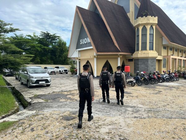 Sambangi Gereja di Palangka Raya, Ditsamapta Polda Kalteng Ciptakan Kondusifitas