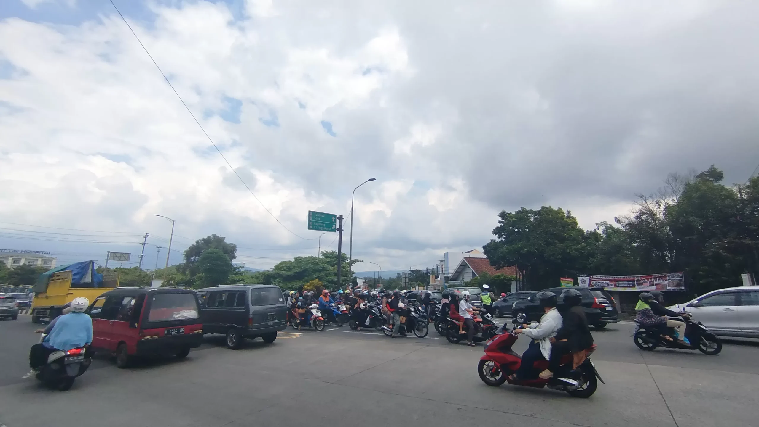 Simpang Bawen dan Sejumlah Titik di Kabupaten Semarang Dipadati Kendaraan