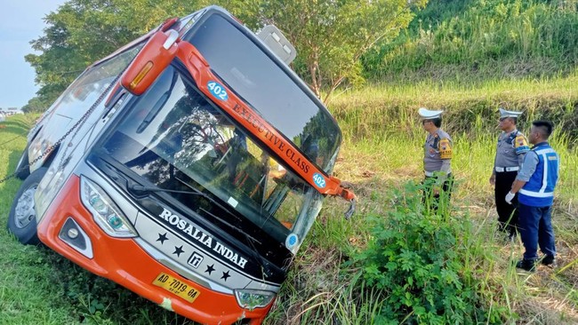 Sopir Bus Rosalia Indah Kecelakaan di Tol Batang Diduga Mengantuk