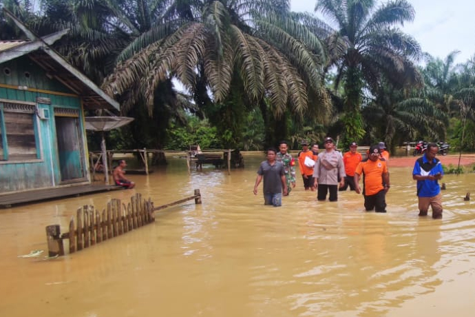 Tim Gabungan Berikan Bantuan saat Banjir Melanda Kecamatan Bulik Timur